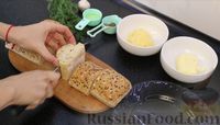 Фото приготовления рецепта: Чесночные гренки со сливочным маслом и сыром - шаг №2