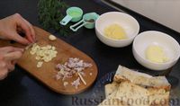 Фото приготовления рецепта: Чесночные гренки со сливочным маслом и сыром - шаг №3