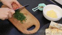 Фото приготовления рецепта: Чесночные гренки со сливочным маслом и сыром - шаг №4