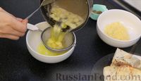 Фото приготовления рецепта: Чесночные гренки со сливочным маслом и сыром - шаг №6