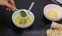 Фото приготовления рецепта: Чесночные гренки со сливочным маслом и сыром - шаг №7