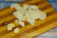Фото приготовления рецепта: Говяжьи рёбрышки, тушенные со сметаной и грибами - шаг №3