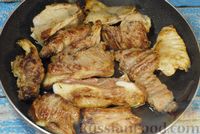 Фото приготовления рецепта: Говяжьи рёбрышки, тушенные со сметаной и грибами - шаг №4