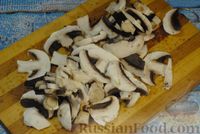 Фото приготовления рецепта: Говяжьи рёбрышки, тушенные со сметаной и грибами - шаг №9