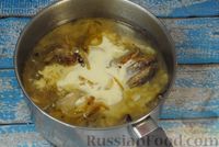 Фото приготовления рецепта: Говяжьи рёбрышки, тушенные со сметаной и грибами - шаг №8