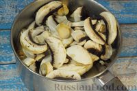 Фото приготовления рецепта: Говяжьи рёбрышки, тушенные со сметаной и грибами - шаг №10