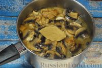 Фото приготовления рецепта: Говяжьи рёбрышки, тушенные со сметаной и грибами - шаг №11