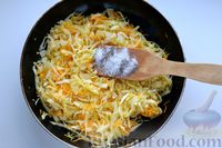 Фото приготовления рецепта: Жареная капуста с морковью и луком - шаг №6