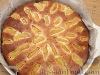 Фото приготовления рецепта: Творожный пирог с айвой и цедрой лимона - шаг №11