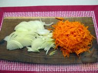 Фото приготовления рецепта: Свиная печень, запечённая с морковью, луком и сыром - шаг №3