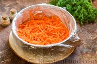 Фото приготовления рецепта: Слоёный салат с курицей, кукурузой, морковью по-корейски и сыром - шаг №10