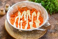 Фото приготовления рецепта: Слоёный салат с курицей, кукурузой, морковью по-корейски и сыром - шаг №11