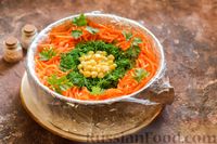 Фото приготовления рецепта: Слоёный салат с курицей, кукурузой, морковью по-корейски и сыром - шаг №15