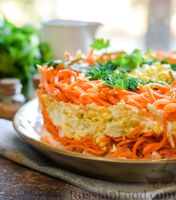 Фото приготовления рецепта: Слоёный салат с курицей, кукурузой, морковью по-корейски и сыром - шаг №17
