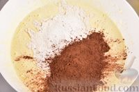 Фото приготовления рецепта: Шоколадный бисквит с заварным кремом - шаг №4