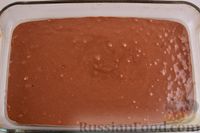 Фото приготовления рецепта: Шоколадный бисквит с заварным кремом - шаг №5