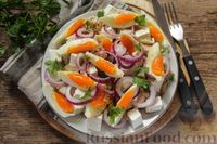 Фото к рецепту: Салат с курицей, фетой, красным луком и яйцами