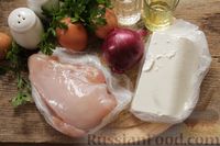 Фото приготовления рецепта: Салат с курицей, фетой, красным луком и яйцами - шаг №1