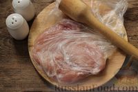 Фото приготовления рецепта: Салат с курицей, фетой, красным луком и яйцами - шаг №3