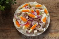 Фото приготовления рецепта: Салат с курицей, фетой, красным луком и яйцами - шаг №10