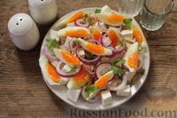 Фото приготовления рецепта: Салат с курицей, фетой, красным луком и яйцами - шаг №11