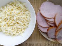 Фото приготовления рецепта: Картофельная запеканка с ветчиной, сыром и соусом бешамель - шаг №4