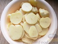 Фото приготовления рецепта: Картофельная запеканка с ветчиной, сыром и соусом бешамель - шаг №6