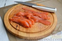 Фото приготовления рецепта: Тарталетки со сливочным сыром, авокадо и красной рыбой - шаг №7