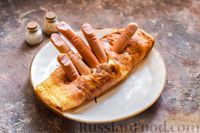 Фото приготовления рецепта: Омлет на Хэллоуин «Окровавленная рука» (с сосисками, рисом и кетчупом) - шаг №11