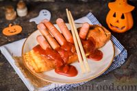 Фото приготовления рецепта: Омлет на Хэллоуин «Окровавленная рука» (с сосисками, рисом и кетчупом) - шаг №13