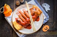 Фото приготовления рецепта: Омлет на Хэллоуин «Окровавленная рука» (с сосисками, рисом и кетчупом) - шаг №14
