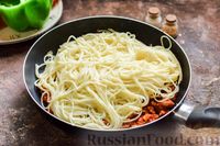 Фото приготовления рецепта: Болгарский перец с начинкой из спагетти с мясным фаршем - шаг №7