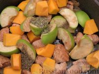 Фото приготовления рецепта: Индейка, тушенная с тыквой и яблоками - шаг №7
