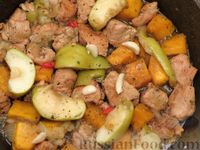 Фото приготовления рецепта: Индейка, тушенная с тыквой и яблоками - шаг №8