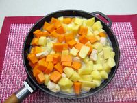 Фото приготовления рецепта: Рагу с курицей, картофелем и тыквой - шаг №11