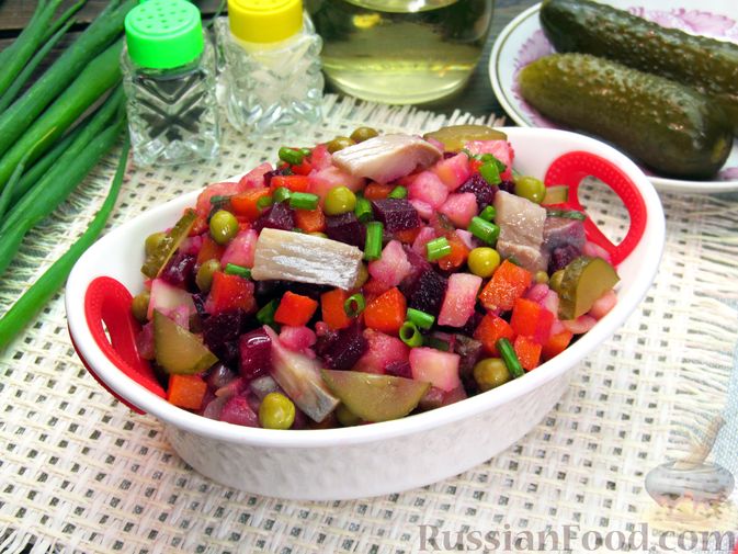 Картофельный салат с сельдью, луком и солеными огурцами