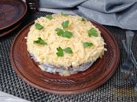 Фото к рецепту: Слоёный салат с говядиной, сыром, яйцами и маринованным луком