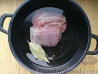 Фото приготовления рецепта: Слоёный салат с говядиной, сыром, яйцами и маринованным луком - шаг №1
