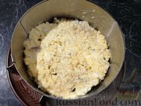 Фото приготовления рецепта: Слоёный салат с говядиной, сыром, яйцами и маринованным луком - шаг №9