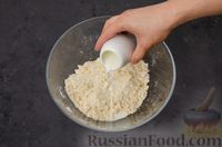 Фото приготовления рецепта: Киш с тунцом и луком-пореем в яично-сливочной заливке - шаг №4