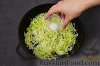 Фото приготовления рецепта: Киш с тунцом и луком-пореем в яично-сливочной заливке - шаг №10