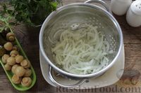 Фото приготовления рецепта: Салат с ветчиной, маринованными шампиньонами, огурцами и яйцами - шаг №3