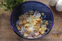 Фото приготовления рецепта: Салат с ветчиной, маринованными шампиньонами, огурцами и яйцами - шаг №5