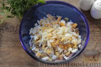 Фото приготовления рецепта: Салат с ветчиной, маринованными шампиньонами, огурцами и яйцами - шаг №6
