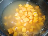 Фото приготовления рецепта: Острый гороховый суп с тыквой - шаг №9