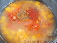 Фото приготовления рецепта: Острый гороховый суп с тыквой - шаг №10