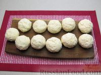 Фото приготовления рецепта: Ленивые вареники с консервированными персиками, в кукурузной посыпке - шаг №10