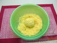 Фото приготовления рецепта: Ленивые вареники с консервированными персиками, в кукурузной посыпке - шаг №13