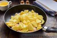 Фото приготовления рецепта: Жареная картошка с курицей и луком - шаг №5