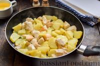 Фото приготовления рецепта: Жареная картошка с курицей и луком - шаг №6